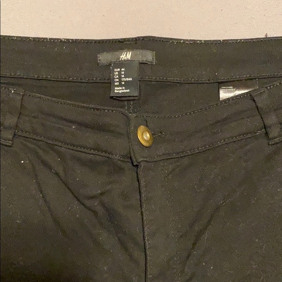 H&M Black Shorts - Picture 2 of 4